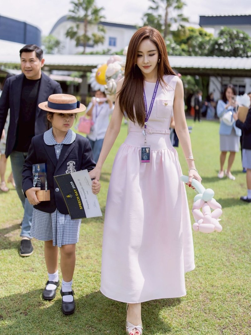 เป้ย ปานวาด เผยโมเมนต์อบอุ่น ป๊อป นิธิ มารวมตัว ร่วมยินดีความสำเร็จของ น้องปาลิน