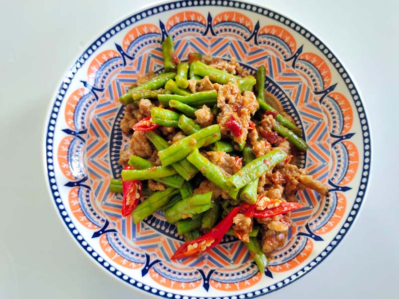 ผัดพริกแกงหมูถั่วฝักยาว