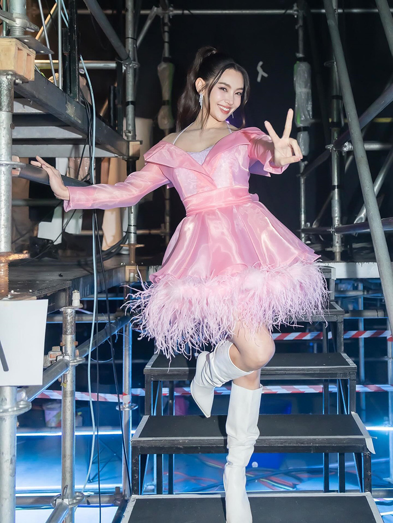 เบลล่า พา วิล ชวิล เล่น MV ซ่อนกลิ่น ในคอนเสิร์ต ปาล์มมี่ FC