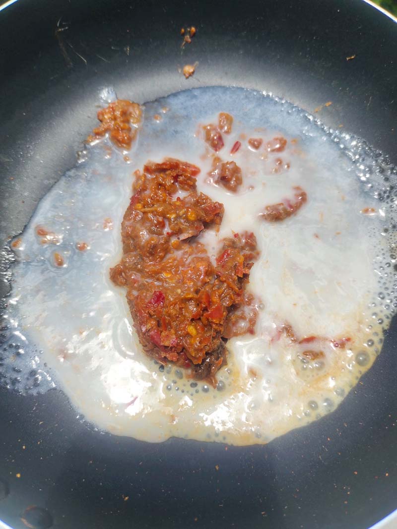 แกงเผ็ดหมูสามชั้นมะเขือเปราะ