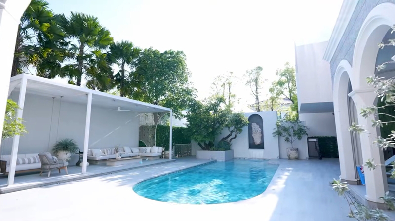 บ้านใหม่ เนย โชติกา สระว่ายน้ำ
