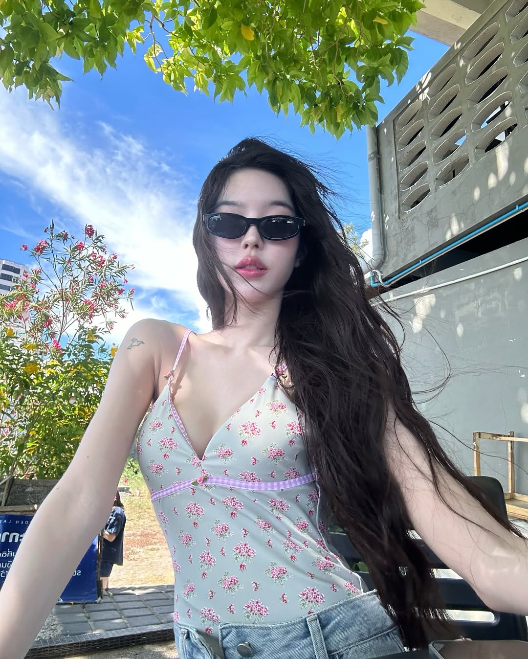 นีนี่ ชญาพัชร์ เสิร์ฟวันพีซเว้าสูง