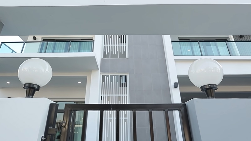 บ้านใหม่ บอล เชิญยิ้ม
