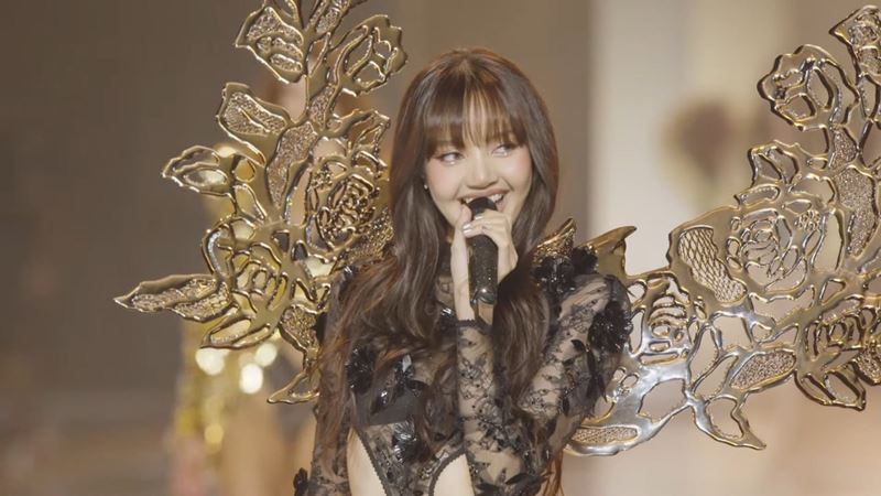 Lisa performs on stage at Victoria's Secret 