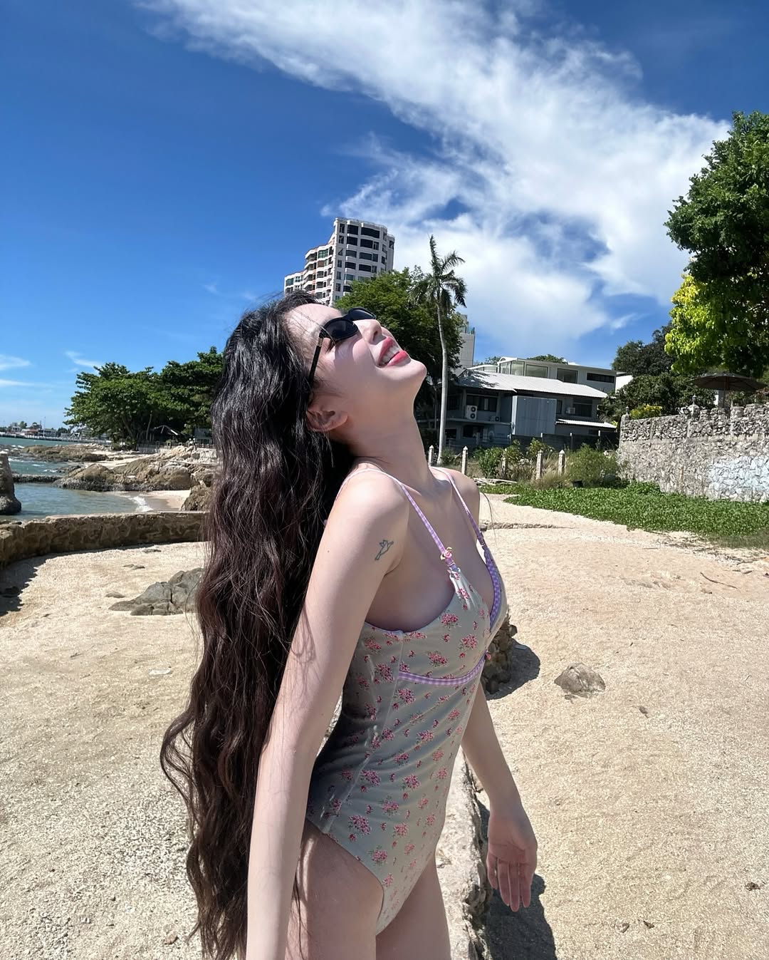 นีนี่ ชญาพัชร์ เสิร์ฟวันพีซเว้าสูง
