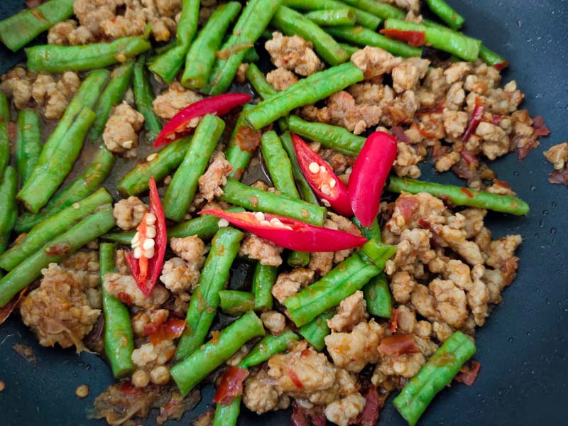 ผัดพริกแกงหมูถั่วฝักยาว