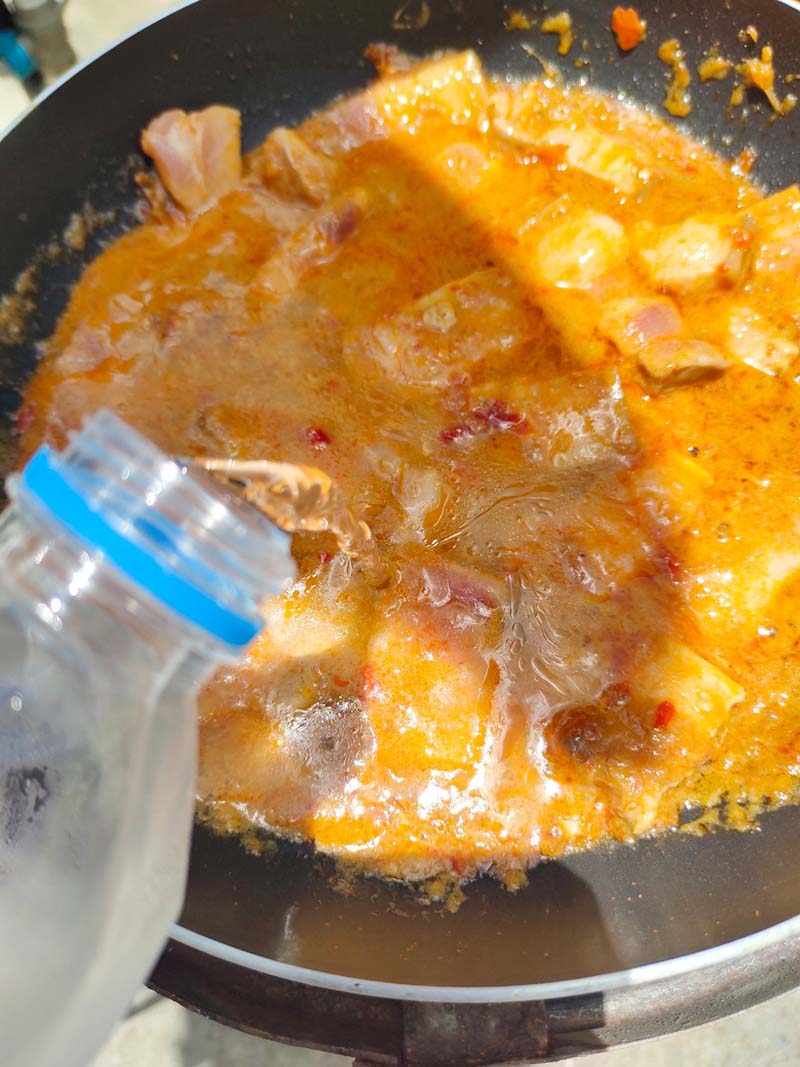 แกงเผ็ดหมูสามชั้นมะเขือเปราะ