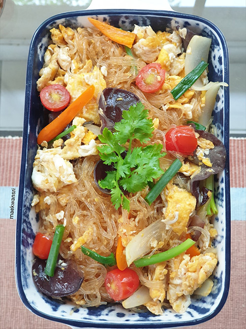 ผัดวุ้นเส้นใส่ไข่