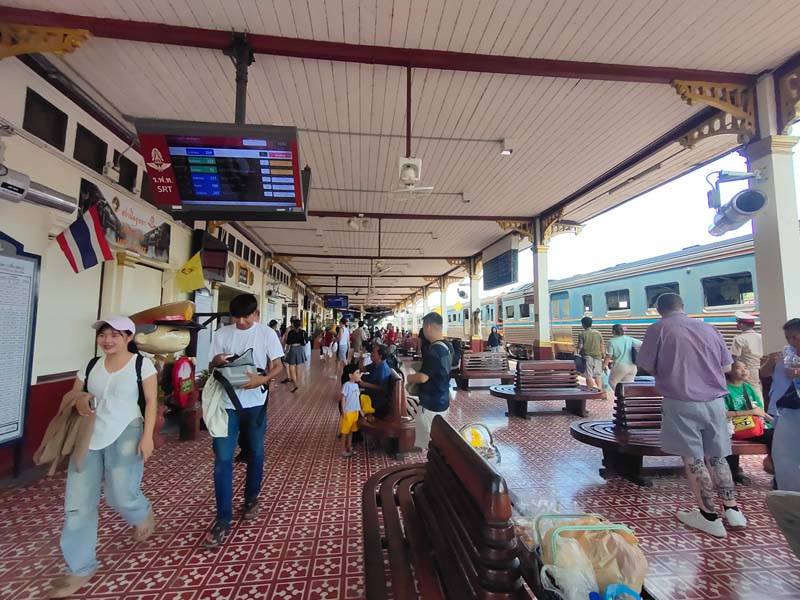 นั่งรถไฟไปเที่ยวอยุธยา