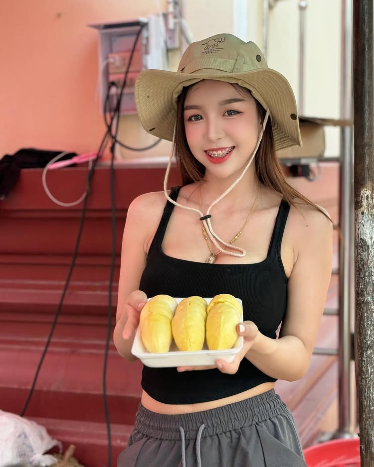 น้องนก สุขธิดา แม่ค้าทุเรียนสุดฮอต ที่หนุ่ม ๆ ถามหาวาร์ป