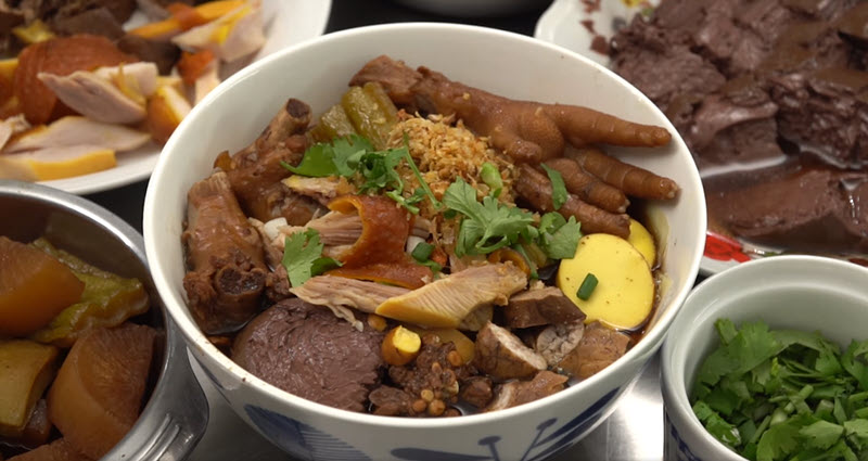 ก๋วยเตี๋ยวไก่ตุ๋นมะระ