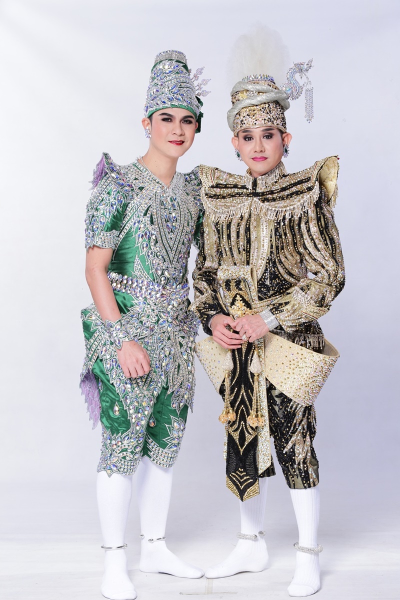 จันทร์กระจ่างที่กลางทุ่ง