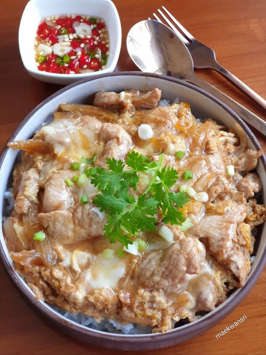 หมูผัดหอมใหญ่ราดข้าว