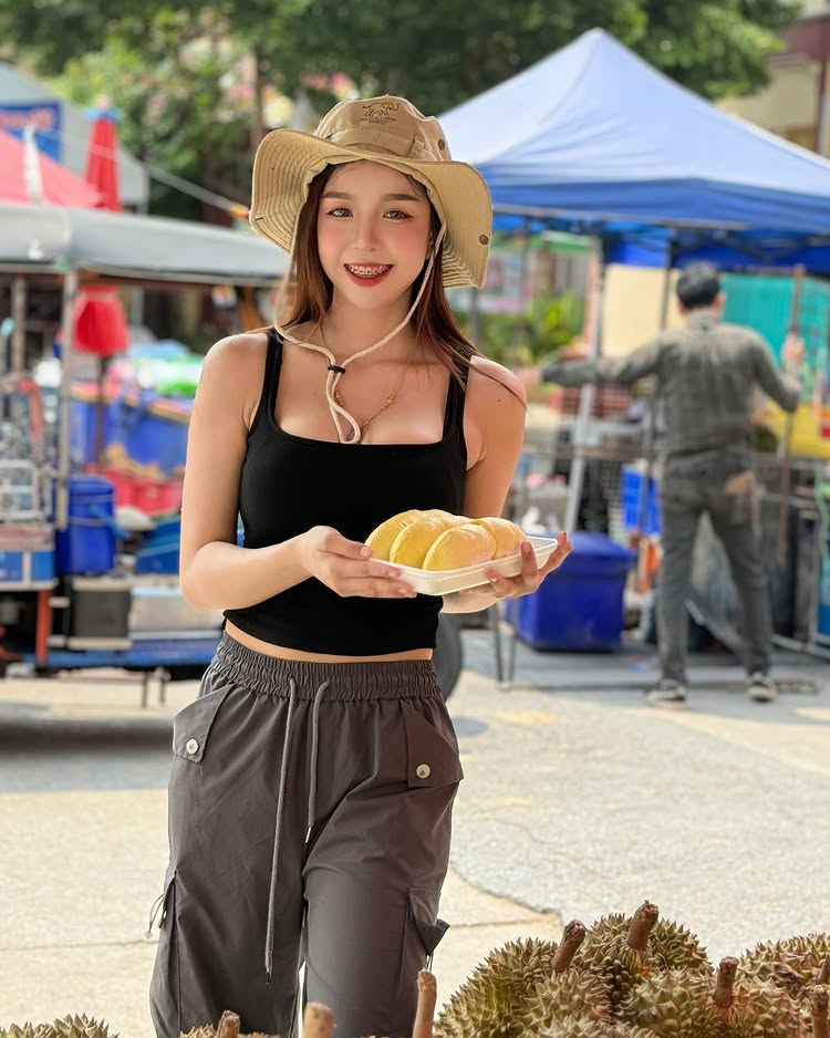 น้องนก สุขธิดา แม่ค้าทุเรียนสุดฮอต ที่หนุ่ม ๆ ถามหาวาร์ป
