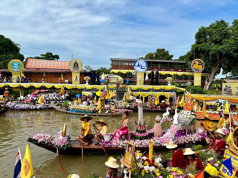 แห่เทียนพรรษาทางน้ำที่ลาดชะโด 2568 อยุธยา