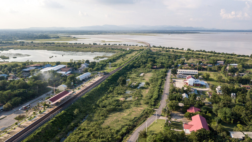 รถไฟลอยน้ำ เขื่อนป่าสักชลสิทธิ์