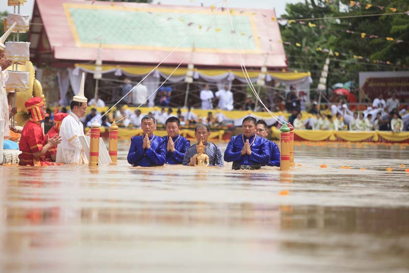 ประเพณีอุ้มพระดำน้ำ