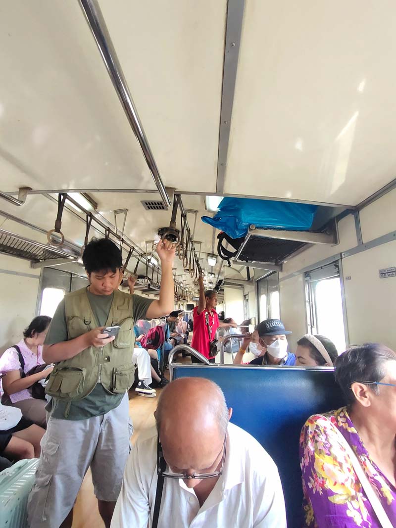นั่งรถไฟไปเที่ยวอยุธยา