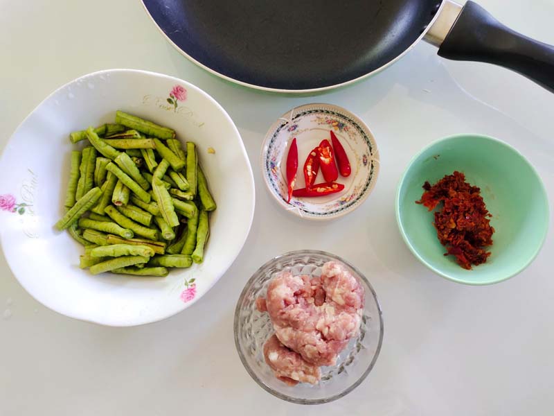 ผัดพริกแกงหมูถั่วฝักยาว