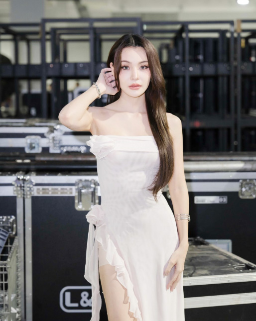 กระปุก พลอยนิรา ประวัติดารานางแบบสาวแซ่บ ขวัญใจหนุ่ม ๆ