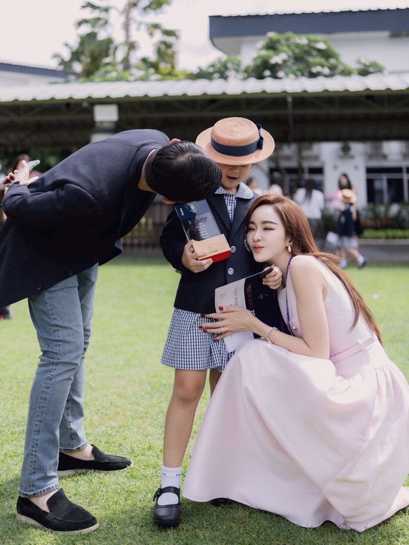 เป้ย ปานวาด เผยโมเมนต์อบอุ่น ป๊อป นิธิ มารวมตัว ร่วมยินดีความสำเร็จของ น้องปาลิน