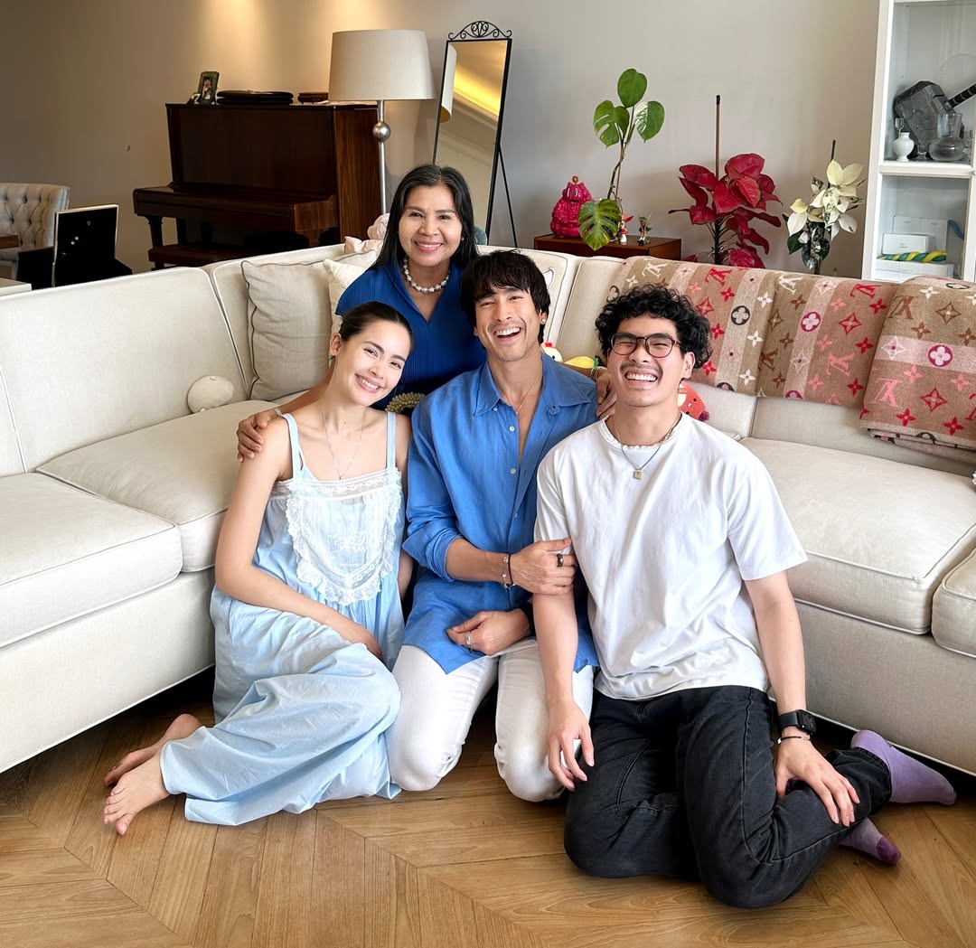 ณเดชน์ ญาญ่า น้องชาย และคุณแม่