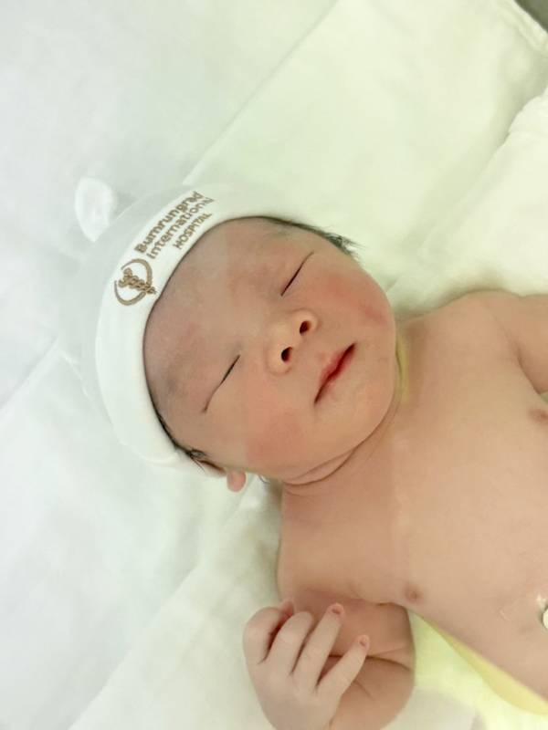 เมย์ พิชญ์นาฏ คลอดลูก