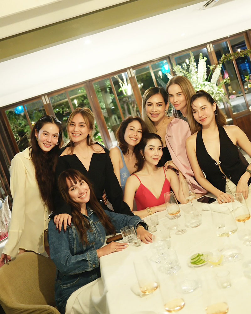 นานา ไรบีนา กับเพื่อนแก๊งนางฟ้า