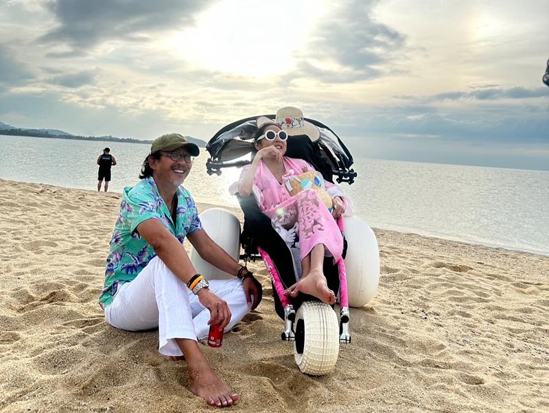 นายพลดอลล่าร์ ควงภรรยา คุณหญิงบัว พักผ่อนริมทะเล