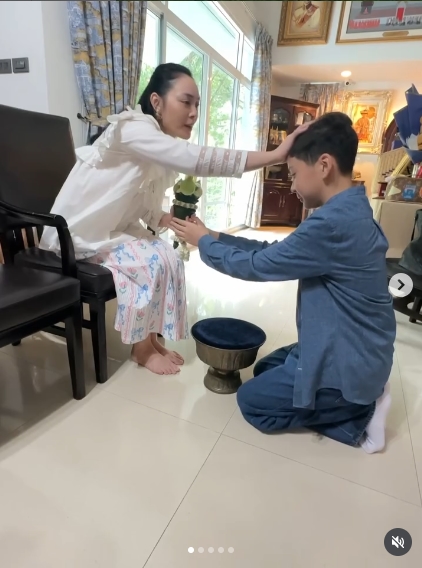 ตั๊ก บงกช ปลื้มใจ น้องข้าวหอม กราบลาพ่อแม่ เตรียมบวชสามเณร