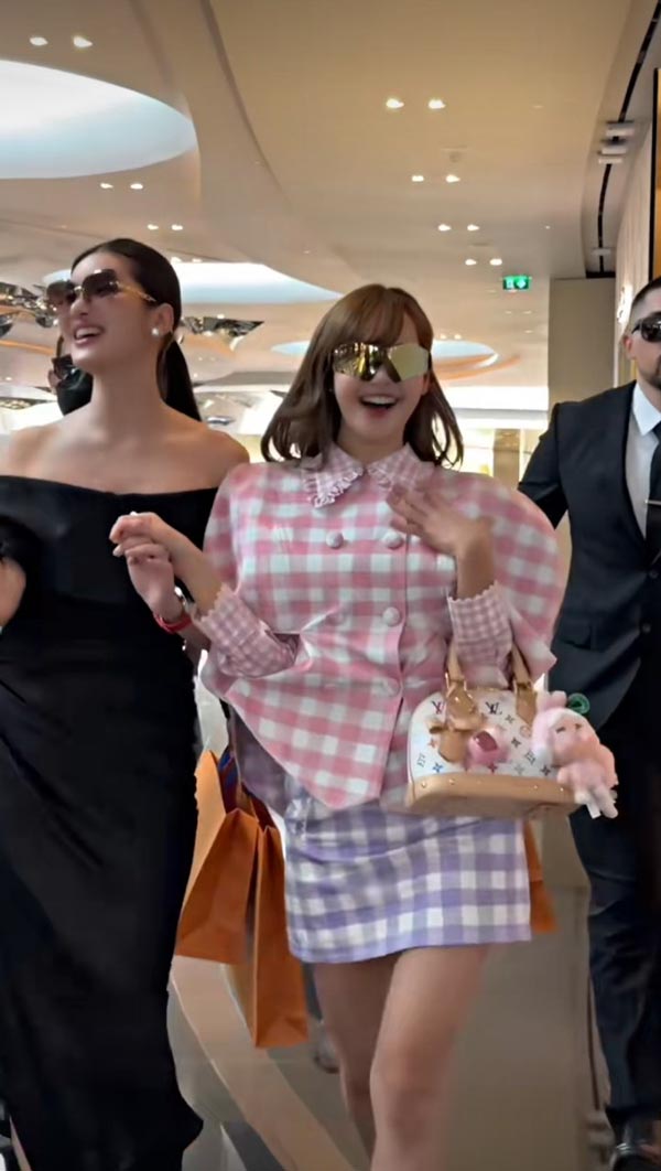 ลิซ่า ควงคู่ ออน สมฤทัย ช้อปปิ้งจอย ๆ