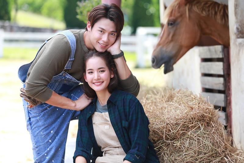 ใต้เงาตะวัน