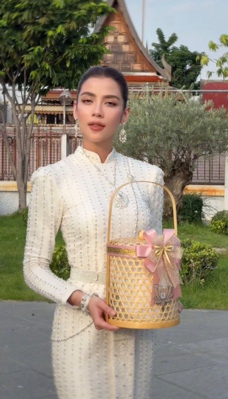 จีน่า วิรายา ใส่ชุดไทยจับมือหนุ่มข้างกายทำบุญ