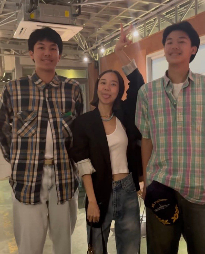 เต้ย จรินทร์พร ถ่ายรูปกับ น้องคุน-น้องจุน