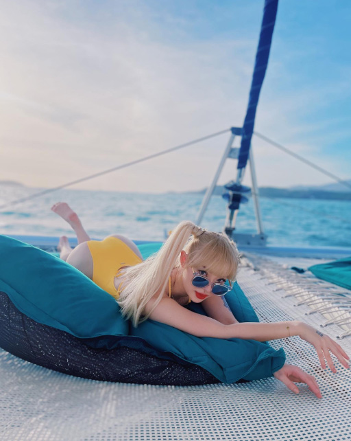 พลอยชมพู ชุดว่ายน้ำ