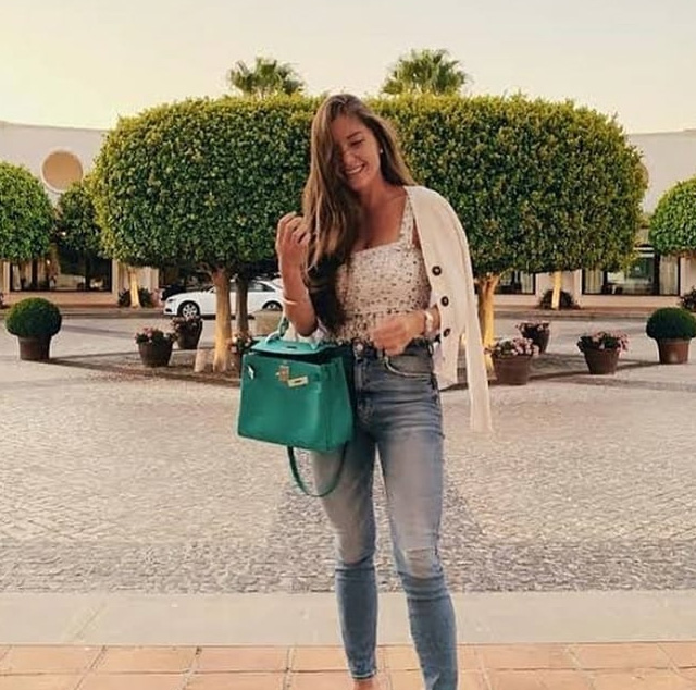 อนิชา อิซา คาเลบิก ประวัติ