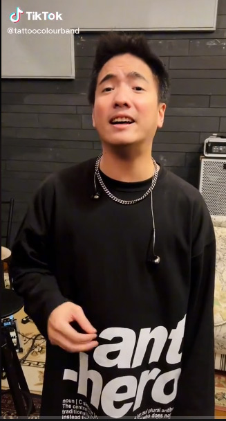 แทททู คัลเลอร์ ทวงท่อนฮุคเพลง ฟ้า