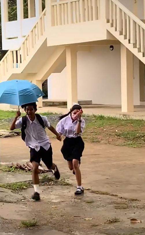 กางร่มให้แฟน