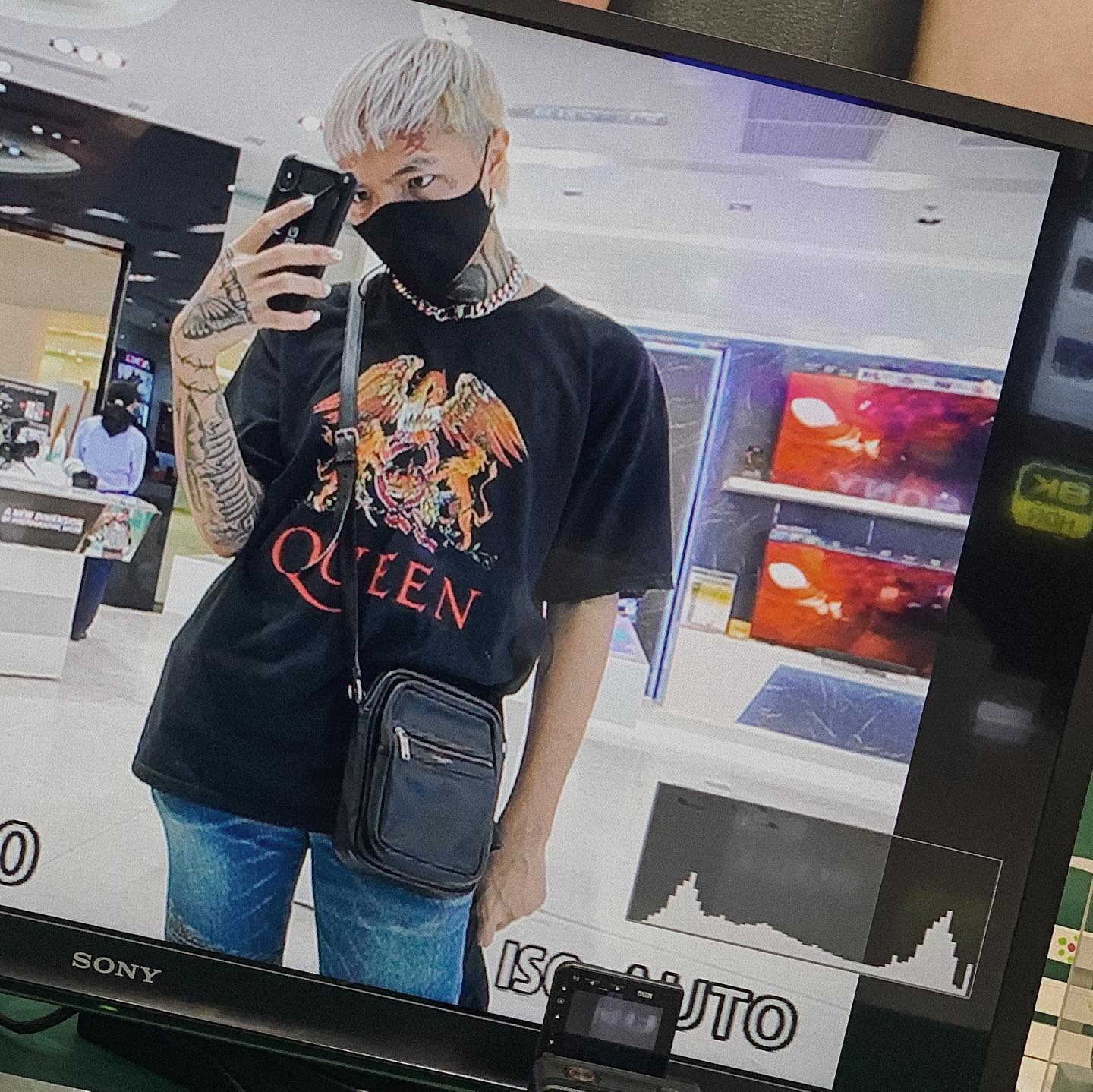 ยังโอม เซ็นหน้าอกเด็ก