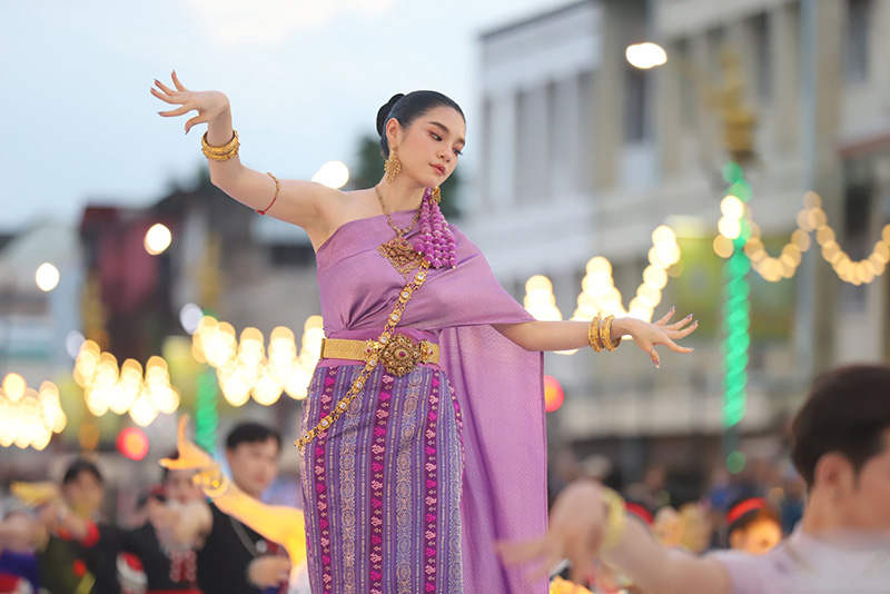 ดราม่า เฌอปราง โดนติงนำขบวนรำบวงสรวง