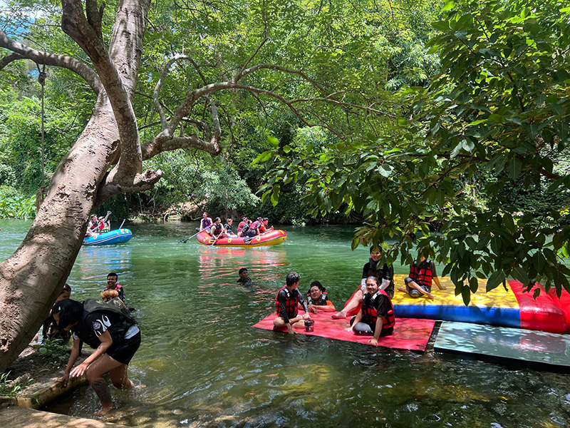 ที่พักแก่งกระจาน มีเครื่องเล่น เรือนวารี รีสอร์ท แก่งกระจาน