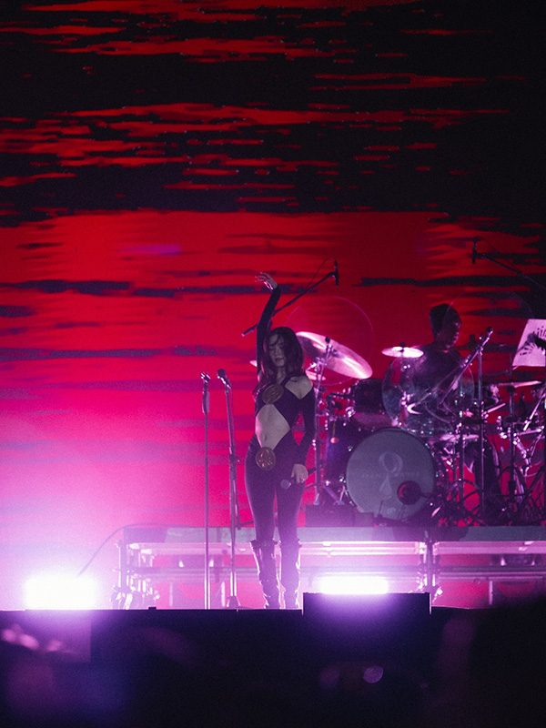 วี วิโอเลต ชุดขึ้นคอนเสิร์ต