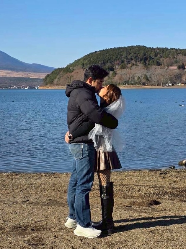 ขณะที่ดาราคนดังก็เข้าไปคอมเมนต์ร่วมแสดงความยินดีกับว่าที่บ่าวสาวป้ายแดงกันเป็นจำนวนมาก