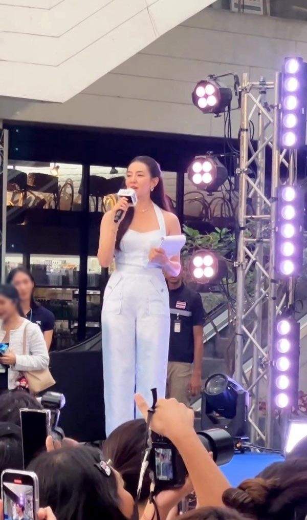 เบลล่า ทำหน้าที่พิธีกรจำเป็น