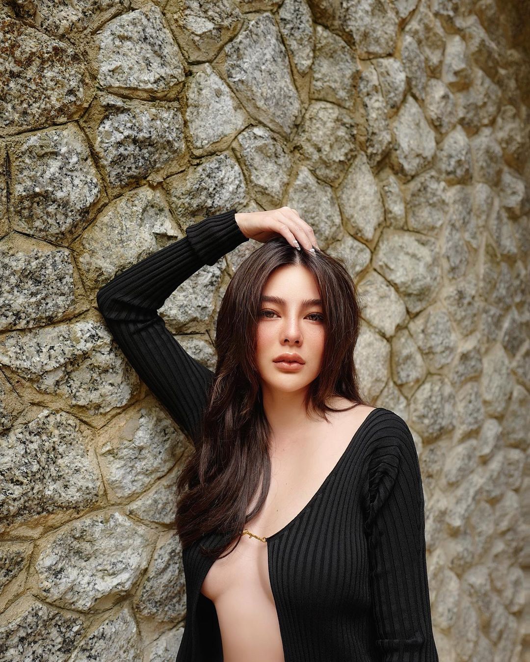 เสื้อแหวกอก เทรนด์แฟชั่นโนบราสุดแซ่บ เผยความเซ็กซี่เต็มพิกัด