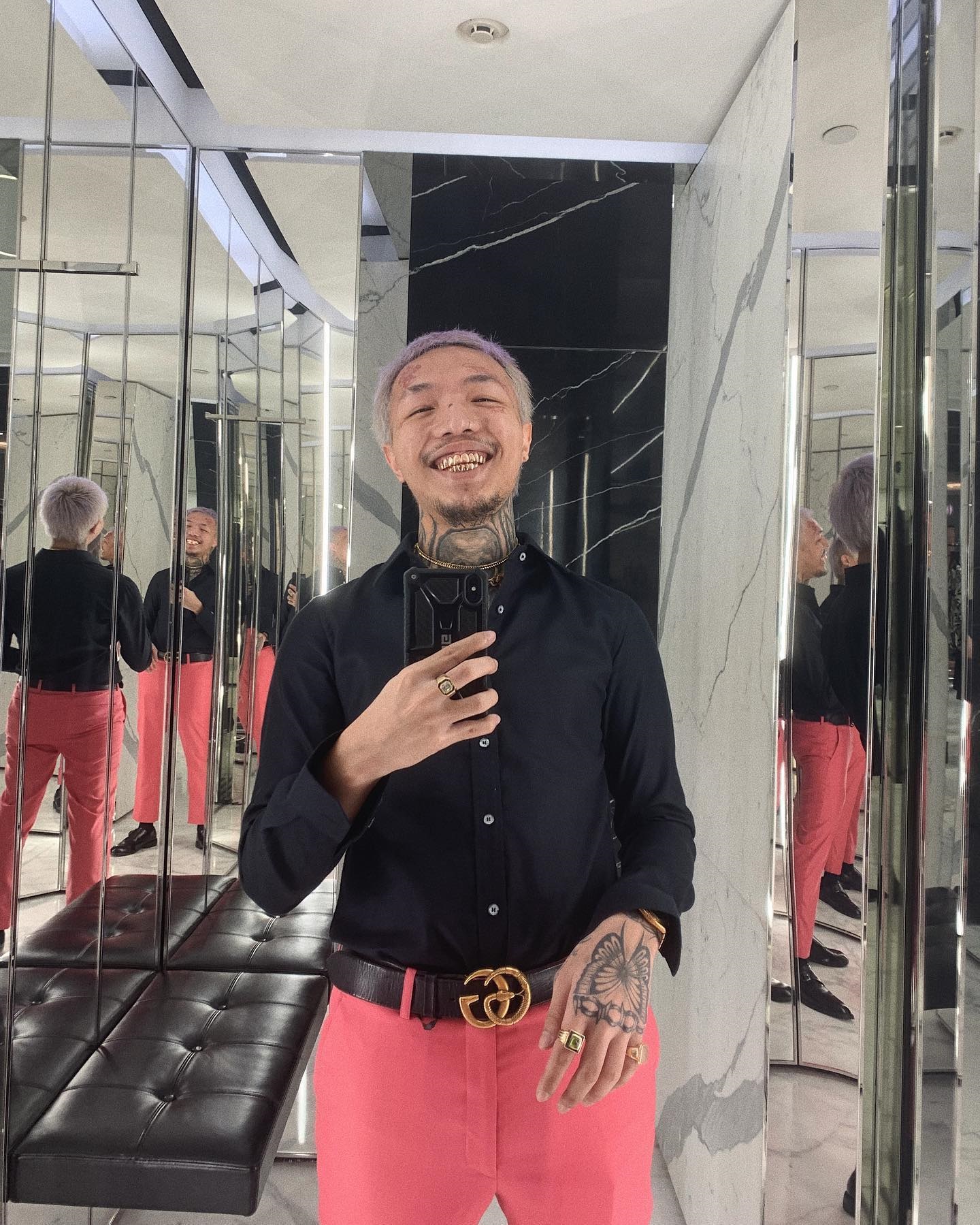 ยังโอม เซ็นหน้าอกเด็ก