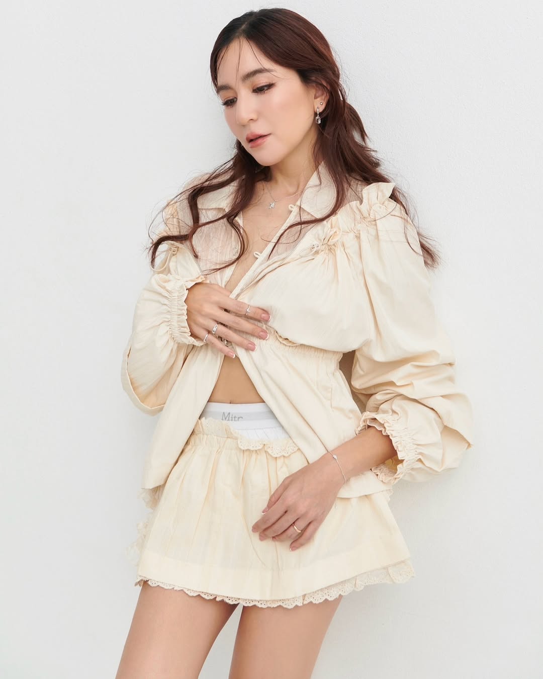 พลอย ชิดจันทร์ ในชุดว่ายน้ำวันพีซ