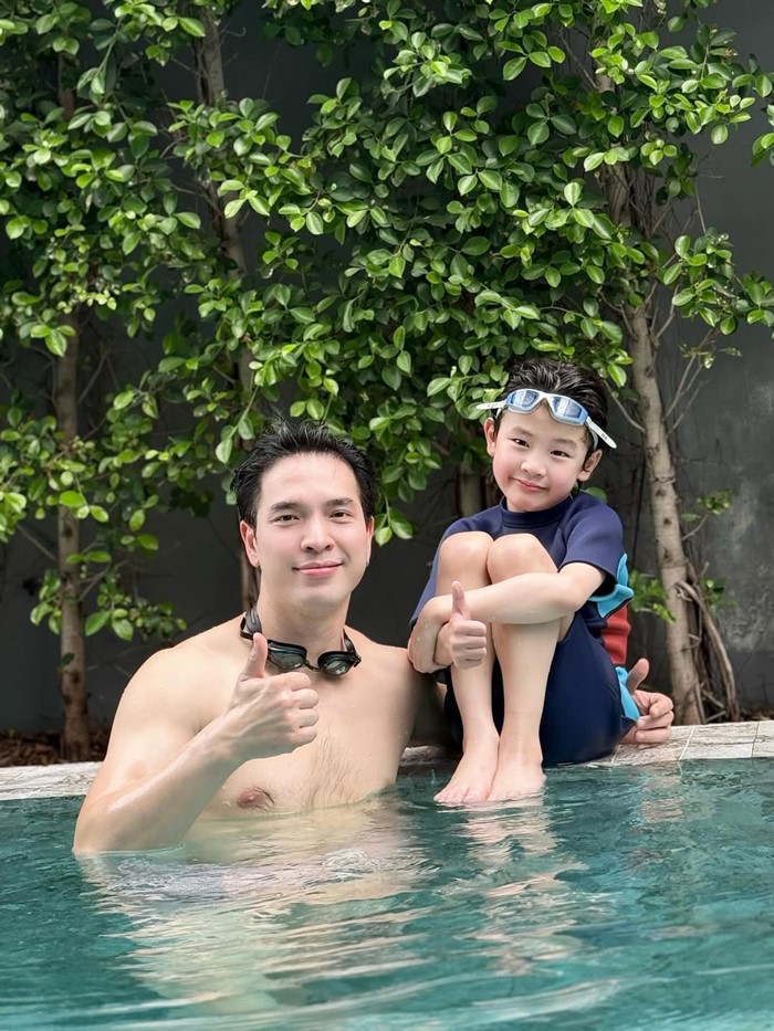 ลูกชายบอย โชคชัย ทำบัตรครั้งแรกในวัย 7 ขวบ หน้าตาหล่อมาก