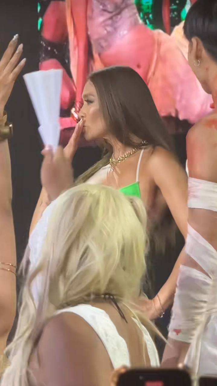 ลูกเกด เมทินี ร่วมคอนเสิร์ตหิ้วหวี ในชุดบิกินี่สตรอว์เบอร์รีมรกต