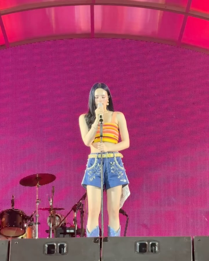 แอลลี่ อชิรญา กับแฟชั่นชุดเดินตลาดกลางคืนที่หัวหิน